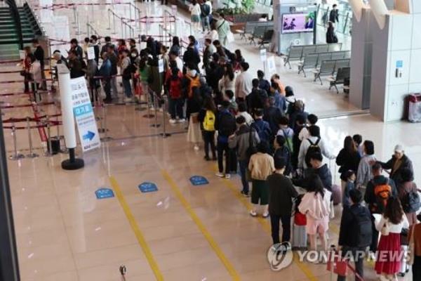 由于疫情防控措施有所缓解，一季度旅游服务在线销售额增长了一倍多
