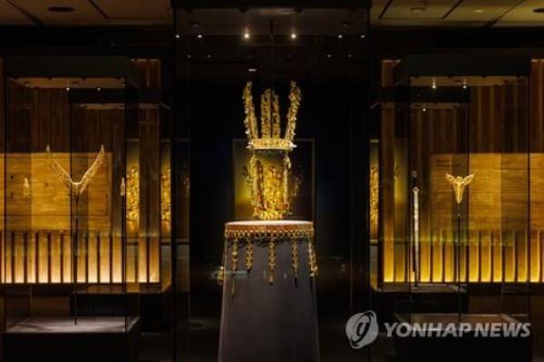 Golden artifacts excavated from the Cheo<em></em>nma Tomb, a royal tomb from the Silla Kingdom (B.C. 57-A.D. 935), a<em></em>bout 50 years ago are on display during a special exhibition at the Gyeo<em></em>ngju Natio<em></em>nal Museum in Gyeongju, 277 kilometers southeast of Seoul, in this photo provided by the museum. (PHOTO NOT FOR SALE) (Yonhap)