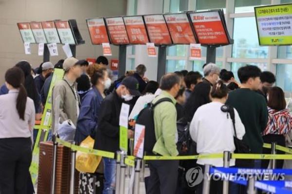 Jeju Internatio<em></em>nal Airport bustles with tourists on South Korea's southern Jeju Island on May 5, 2023, as torrential rains have caused flight disruptions. (Yonhap)