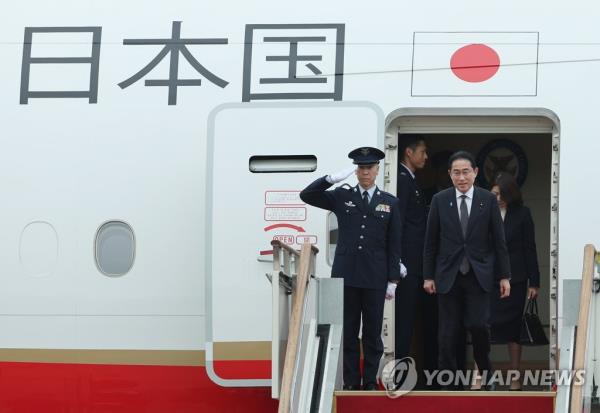 Japanese Prime Minister Fumio Kishida arrives at Seoul Air ba<em></em>se, south of Seoul, on May 7, 2023. (Yonhap)