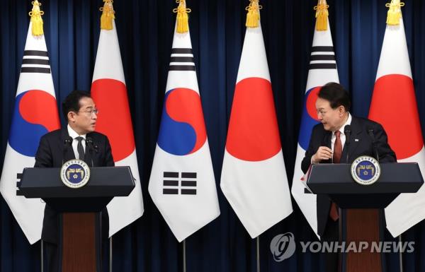 South Korean President Yoon Suk Yeol (R) and Japanese Prime Minister Fumio Kishida attend a joint press co<em></em>nference after their talks at the presidential office in Seoul on May 7, 2023. (Yonhap)