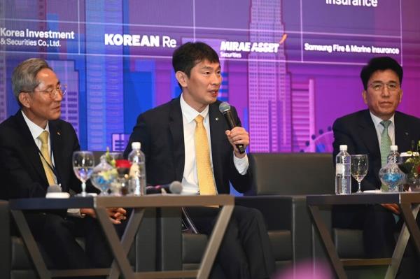Lee Bok-hyun (C), the chief of the Financial Supervisory Service (FSS), speaks at an investor relations event held in Singapore on May 9, 2023, in this photo provided by the FSS. (PHOTO NOR FOR SALE) (Yonhap)