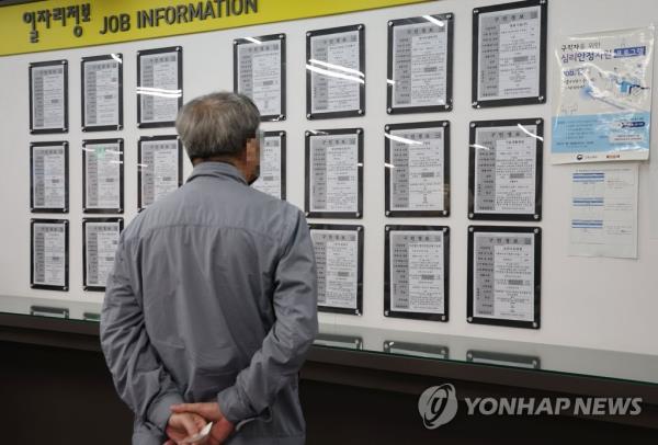 由于利率上升，经济放缓，4月份新增就业岗位下降