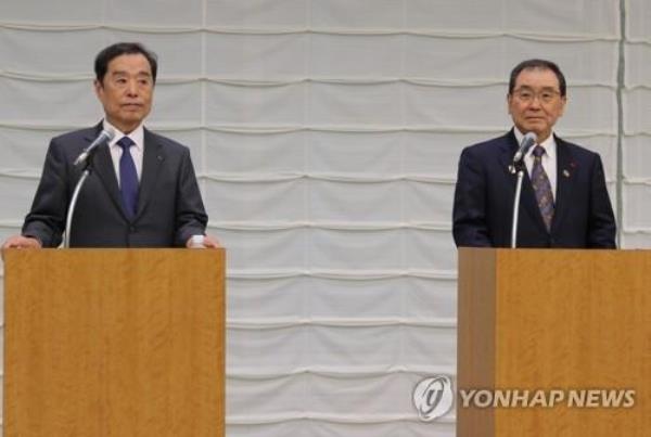 Acting FKI chief Kim Byong-joon (L) and Keidanren chief Masakazu Tokura hold a joint press co<em></em>nference in Tokyo on March 16, 2023, on the envisio<em></em>ned 