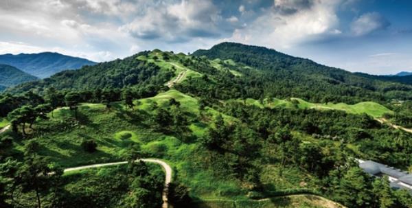 Jisan-dong Tumuli in Goryeong County, North Gyeo<em></em>ngsang Province, a cemetery cluster of leaders of the Korean ancient kingdom Gaya, is seen in this photo from the Cultural Heritage Administration's home page. (PHOTO NOT FOR SALE) (Yonhap)