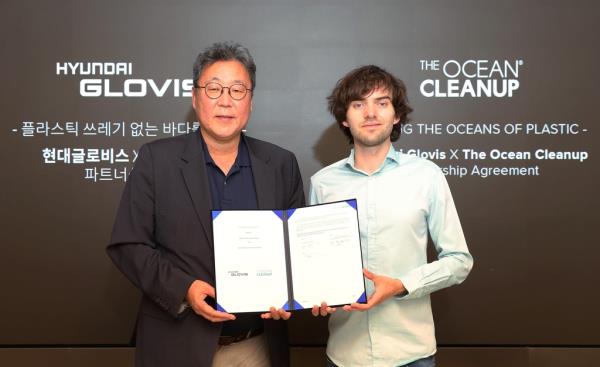 Hyundai Glovis CEO Lee Kyoo-bok (L) and Ocean Cleanup founder and CEO Boyan Slat pose for a photo after signing a partnership on collection of marine plastic waste from the oceans on July 5, 2023, in this photo provided by Hyundai Glovis. (PHOTO NOT FOR SALE) (Yonhap) 