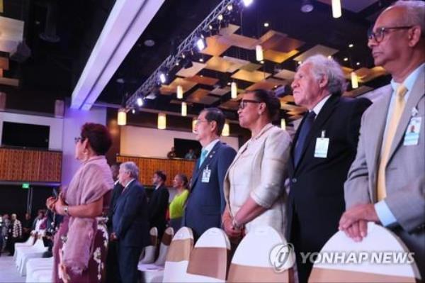 This photo, provided by the Prime Minister's Office on July 6, 2023, shows Prime Minister Han Duck-soo (4th from R) at an annual co<em></em>nference of the Caribbean Community in Trinidad and Tobago. (PHOTO NOT FOR SALE) (Yonhap)