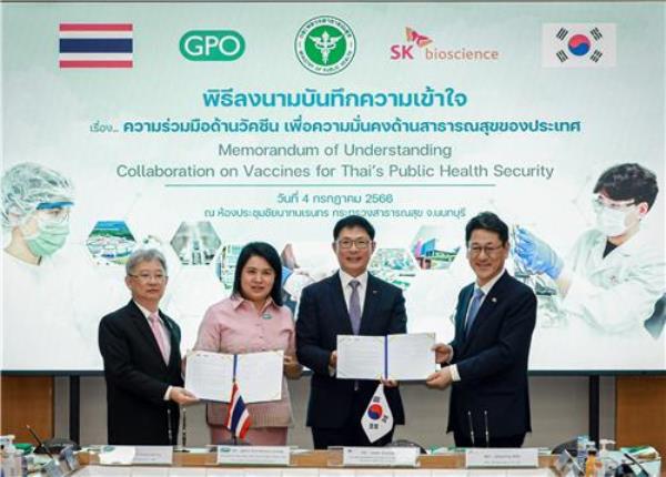 SK bioscience CEO Ahn Jae-yong (2nd from R) and Thailand's Government Pharmaceutical Organization director Mingkwan Suphanpong (2nd from L) pose for a photo after signing a memorandum of understanding on vaccine collaboration in Nonthaburi, north of Bangkok, on July 4, 2023, in this photo provided by SK bioscience Co. PHOTO NOT FOR SALE (Yonhap)