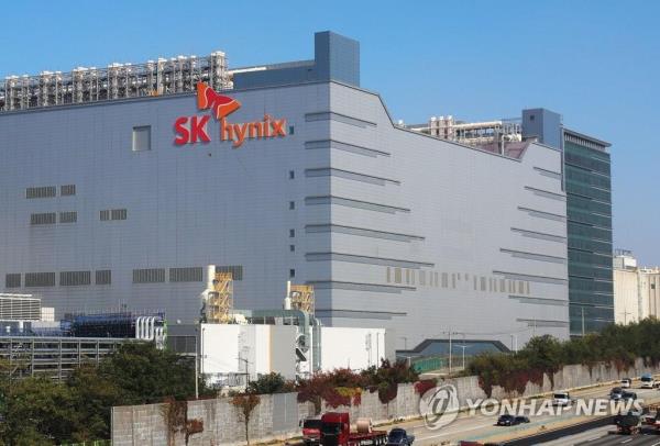 This file photo taken Oct. 20, 2020, shows SK hynix Inc.'s plant in Icheon, some 60 kilometers southeast of Seoul. (Yonhap)