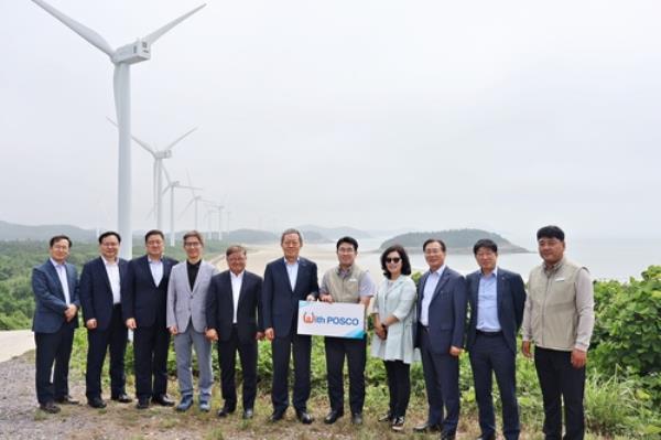 POSCO Internatio<em></em>nal executives visit an offshore wind park in Sinan, a county in South Jeolla Province, on June 27, 2023, in this photo provided by the company. (PHOTO NOT FOR SALE) (Yonhap) 