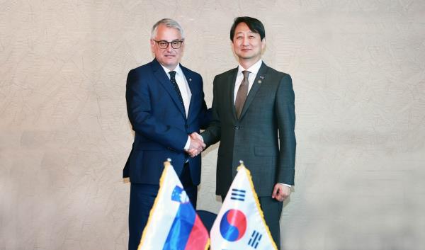 This photo, provided by South Korea's trade ministry, shows Minister Ahn Duk-geun (R) shaking hands with Slovenia's eco<em></em>nomic minister, Matjaz Han, ahead of their meeting in Seoul on June 30, 2023. (PHOTO NOT FOR SALE) (Yonhap)
