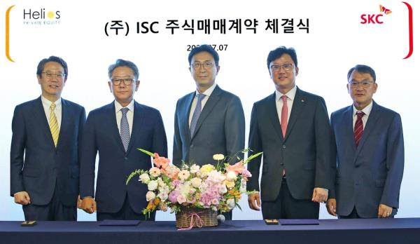 SKC Co. CEO Park Won-cheol (C) and other officials pose for a photo during the signing ceremony for SKC's acquisition of ISC Co., a semico<em></em>nductor test socket maker, on July 7, 2023, in this photo provided by SKC. (PHOTO NOT FOR SALE) (Yonhap)