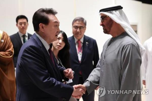President Yoon Suk Yeol (L) shakes hands with United Arab Emirates President Mohamed bin Zayed Al Nahyan during the opening ceremony of Abu Dhabi Sustainability Week at the Abu Dhabi Natio<em></em>nal Exhibition Centre in the capital of the UAE, in this file photo taken Jan. 16, 2023. (Yonhap)