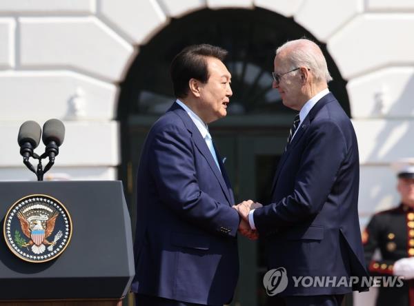 South Korean President Yoon Suk Yeol (L) and U.S. President Joe Biden shake hands during an official welcoming ceremony at the White House in Washington, in this file photo taken April 26, 2023. (Yonhap)