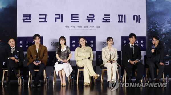 The director (1st from R) and the cast of 