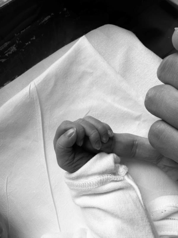 Song Joong-ki posts a photo of his new baby boy's hand on his fan cafe on June 14, 2023. (PHOTO NOT FOR SALE) (Yonhap)