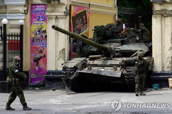 This AFP photo captures members of a Wagner group patrol near a tank outside a circus building in the city of Rostov-on-Don, Russia, on June 24, 2023. (Yonhap)