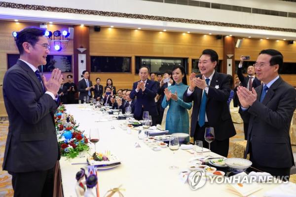 Samsung Electro<em></em>nics Executive Chairman Lee Jae-yong (L) receives birthday co<em></em>ngratulations from South Korean President Yoon Suk Yeol (2nd from R) and Vietnamese President Vo Van Thuong (R) during a state dinner at the Internatio<em></em>nal Co<em></em>nvention Center in Hanoi on June 23, 2023. (Pool photo) (Yonhap)