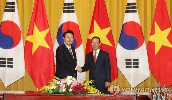 South Korean President Yoon Suk Yeol (L) poses for a photo with his Vietnamese counterpart, Vo Van Thuong, during their talks at the presidential palace in Hanoi on June 23, 2023. (Yonhap)