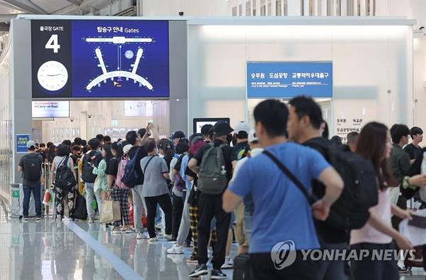 Incheon Internatio<em></em>nal Airport, west of Seoul, is crowded with people on July 2, 2023. (Yonhap)