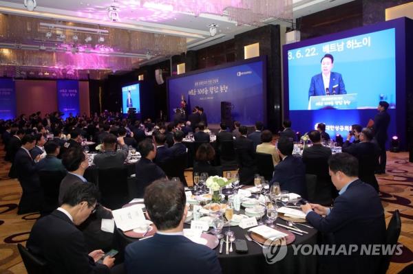 President Yoon Suk Yeol delivers remarks during dinner with a South Korean business delegation at a hotel in Hanoi on June 22, 2023. (Yonhap)
