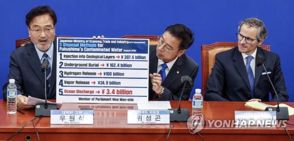 Rafael Mariano Grossi (R), director general of the Internatio<em></em>nal Atomic Energy Agency (IAEA), attends a meeting with Woo Won-shik (L), the floor leader of the main opposition Democratic Party (DP), and Wi Seong-gon, a DP member who heads a special committee tasked with opposing Japan's Fukushima water discharge plan, at the Natio<em></em>nal Assembly on July 9, 2023. (Pool photo) (Yonhap)