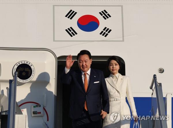 South Korean President Yoon Suk Yeol (L) and first lady Kim Keon Hee disembark the presidential plane upon arriving at Vilnius Internatio<em></em>nal Airport in the Lithuanian capital on July 10, 2023. (Yonhap)