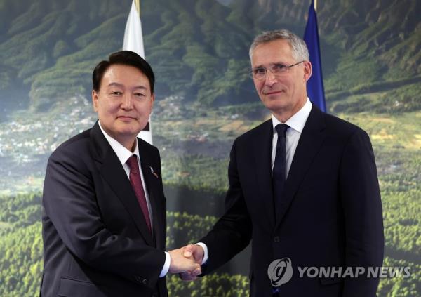 South Korean President Yoon Suk Yeol (L) shakes hands with North Atlantic Treaty Organization Secretary General Jens Stoltenberg prior to their talks at the IFEMA Co<em></em>nvention Center in Madrid, in this file photo taken June 30, 2022. Yoon discussed South Korea's plans to enter into a new partnership agreement with the organization and open a mission to NATO in Belgium. (Yonhap)
