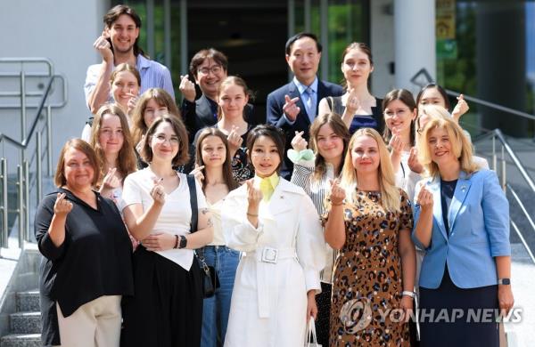 Kim Keon Hee (C, 1st row), wife of South Korean President Yoon Suk Yeol, poses for a group photo with Lithuanian students learning the Korean language and culture, as she visits the King Sejong Institute at Mykolas Romeris University in Vilnius, Lithuania, on July 11, 2023. Kim was accompanying Yoon, who came to the Lithuanian capital to attend a summit of the North Atlantic Treaty Organization. (Pool photo) (Yonhap)
