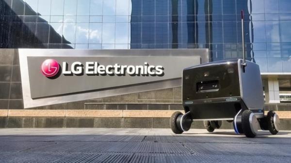 This file photo provided by LG Electro<em></em>nics Inc. on July 13, 2021, shows the company's new indoor-outdoor delivery robot. (PHOTO NOT FOR SALE) (Yonhap)