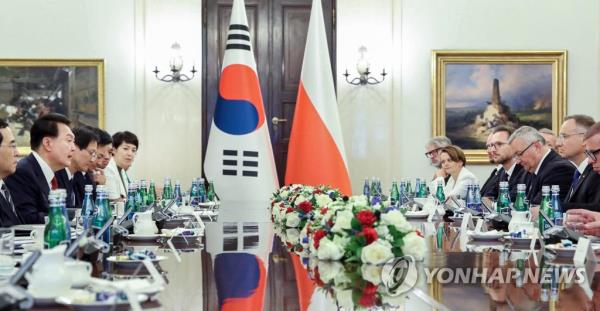 South Korean President Yoon Suk Yeol (2nd from L) holds talks with Polish President Andrzej Duda (2nd from R) at the presidential palace in Warsaw on July 13, 2023. (Yonhap)