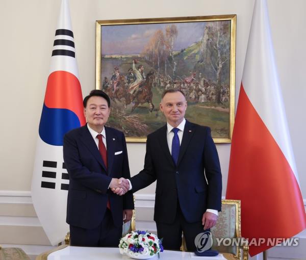 South Korean President Yoon Suk Yeol (L) and Polish President Andrzej Duda pose for a photo during their summit talks at the presidential palace in Warsaw on July 13, 2023. (Yonhap)