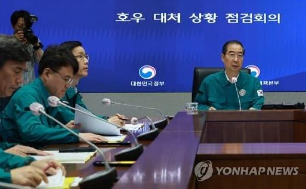 Prime Minister Han Duck-soo (R) presides over a government respo<em></em>nse meeting in Seoul on July 16, 2023, after heavy rains left at least 32 people dead. (Yonhap) 