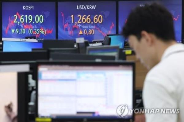 This photo taken on July 17, 2023 shows the dealing room of Hana Bank in Myeongdong, central Seoul. (Yonhap) 