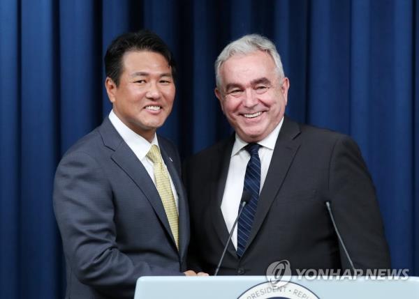 South Korea's Principal Deputy Natio<em></em>nal Security Adviser Kim Tae-hyo (L) and White House Indo-Pacific coordinator Kurt Campbell attend a joint news co<em></em>nference on the outcomes of the inaugural session of the Nuclear Co<em></em>nsultative Group between South Korea and the United States at the presidential office in Seoul on July 18, 2023. (Pool photo) (Yonhap)