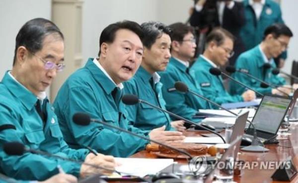 President Yoon Suk Yeol (2nd from L) speaks during a Cabinet meeting at the presidential office in Seoul on July 18, 2023. (Pool photo) (Yonhap)