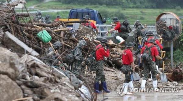 Marines search for missing persons in Yechon, southeastern South Korea, on July 18, 2023, after the area was hit by heavy mo<em></em>nsoon rains and subsequent floods and landslides. (Yonhap)