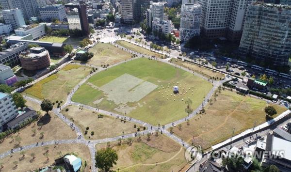 This aerial file photo taken Oct. 8, 2022, shows a green space in Songhyeon-dong, central Seoul, set to be open to the public through the first half of 2024 before a museum is built on the site for the do<em></em>nated artworks of late Samsung Chairman Lee Kun-hee. (Yonhap)