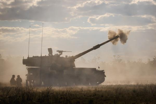 This photo, provided by Australia's defense department, shows a South Korean Marine Corps' K9 self-propelled howitzer firing a shell during a multinatio<em></em>nal live-fire demo<em></em>nstration in Australia during Exercise Talisman Sabre 2023 on July 22, 2023. (PHOTO NOT FOR SALE) (Yonhap)