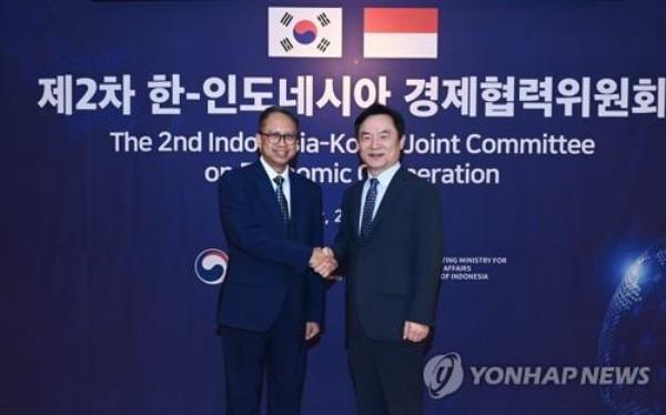 This photo, provided by South Korea's industry ministry, shows Deputy Trade Minister Jeong Dae-jin (R) shaking hands with Indonesia's deputy eco<em></em>nomic minister, Edi Prio Pambudi, ahead of the second meeting of their joint committee on eco<em></em>nomic cooperation in Seoul on July 24, 2023. (PHOTO NOT FOR SALE) (Yonhap)