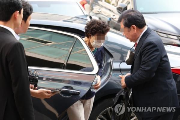 Choi Eun-soon (C), the mother-in-law of President Yoon Suk Yeol, arrives at the Uijeo<em></em>ngbu District Court in the city of the same name, 22 kilometers northeast of Seoul, on July 21, 2023. (Yonhap)