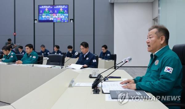 Interior Minister Lee Sang-min (R) presides over a government meeting on downpour damage on July 26, 2023, at the government complex in Sejong. (Yonhap)