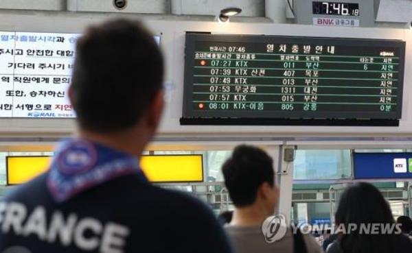 A screen at Seoul Station shows KTX trains being delayed on July 26, 2023. (Yonhap)