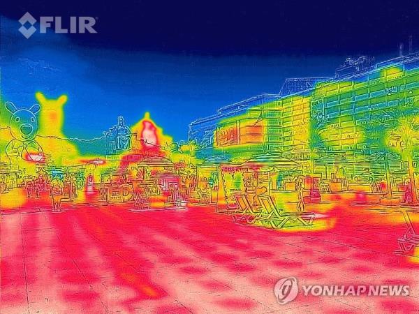 This photo, taken with a thermographic camera, shows Gwanghwamun Square in central Seoul on July 30, 2023. The red color in the photo indicates high temperature. (Yonhap)