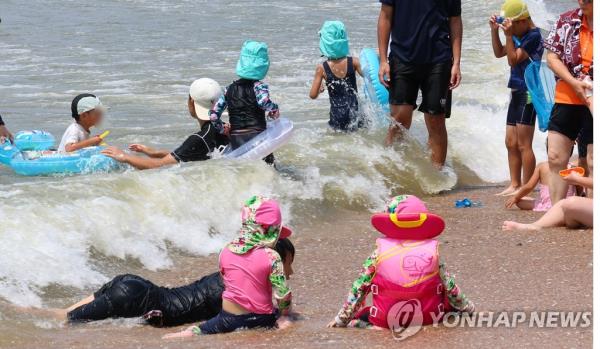 A beach in Incheon, west of Seoul, is crowded with people on July 30, 2023. (Yonhap)