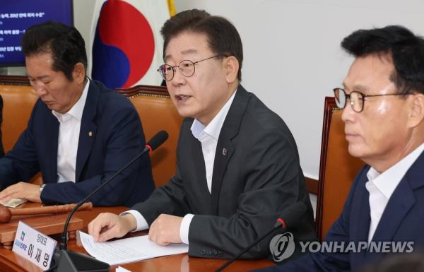 Main opposition Democratic Party leader Lee Jae-myung (C) speaks at the party's leadership meeting in Seoul on July 31, 2023. (Yonhap)