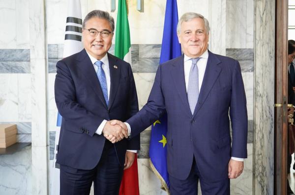 South Korean Foreign Minister Park Jin (L) shakes hands with Italian Foreign Minister Anto<em></em>nio Tajani before their talks in Rome on July 31, 2023 (local time), in this photo provided by the ministry. (PHOTO NOT FOR SALE) (Yonhap)