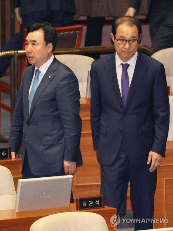 Independent lawmakers Youn Kwan-suk (L) and Lee Sung-man are seen during a plenary session at the Natio<em></em>nal Assembly in Seoul on June 12, 2023. (Yonhap)