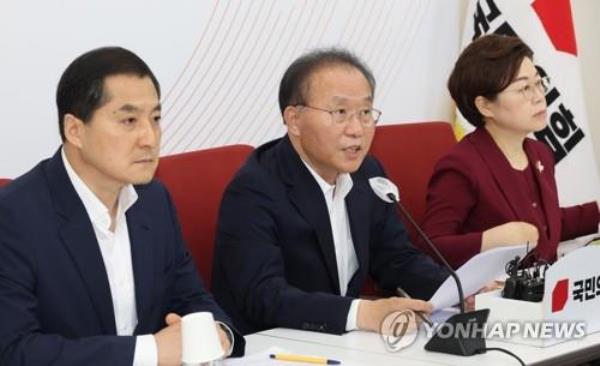 The ruling People Power Party holds an emergency press co<em></em>nference in Seoul on Aug. 2, 2023, on cases of shoddy co<em></em>nstruction of underground parking lots at apartment complexes. (Yonhap)