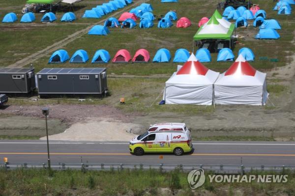 This photo, provided by the Jeo<em></em>nbuk Fire Service, shows an ambulance taking people to the hospital after 108 participants at the 25th World Scout Jamboree needed medical attention, with most showing symptoms of heat-related illness, after the opening ceremony on Aug. 2, 2023. (PHOTO NOT FOR SALE) (Yonhap)